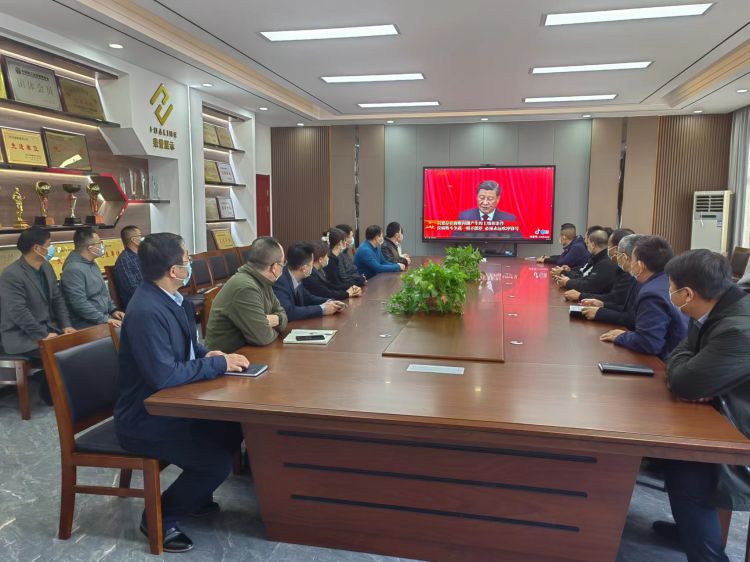 华瓴控股集团及旗下山东高远城建项目部自发学习二十大会议精神