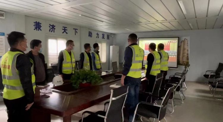 华瓴控股集团及旗下山东高远城建项目部自发学习二十大会议精神